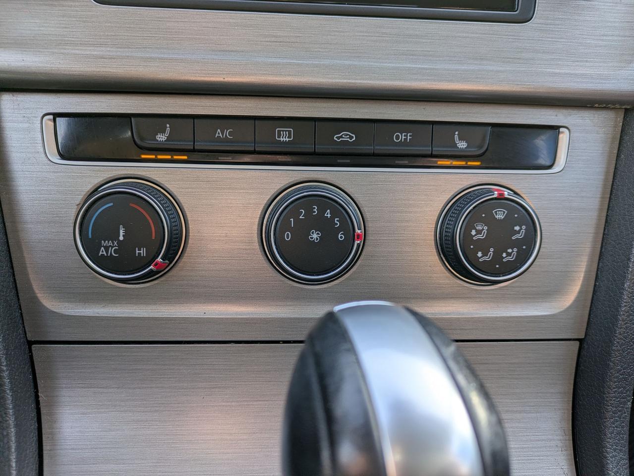 2016 Volkswagen Golf TRENDLINE Photo