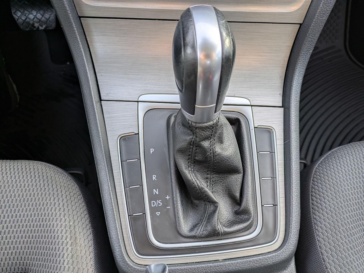 2016 Volkswagen Golf TRENDLINE Photo