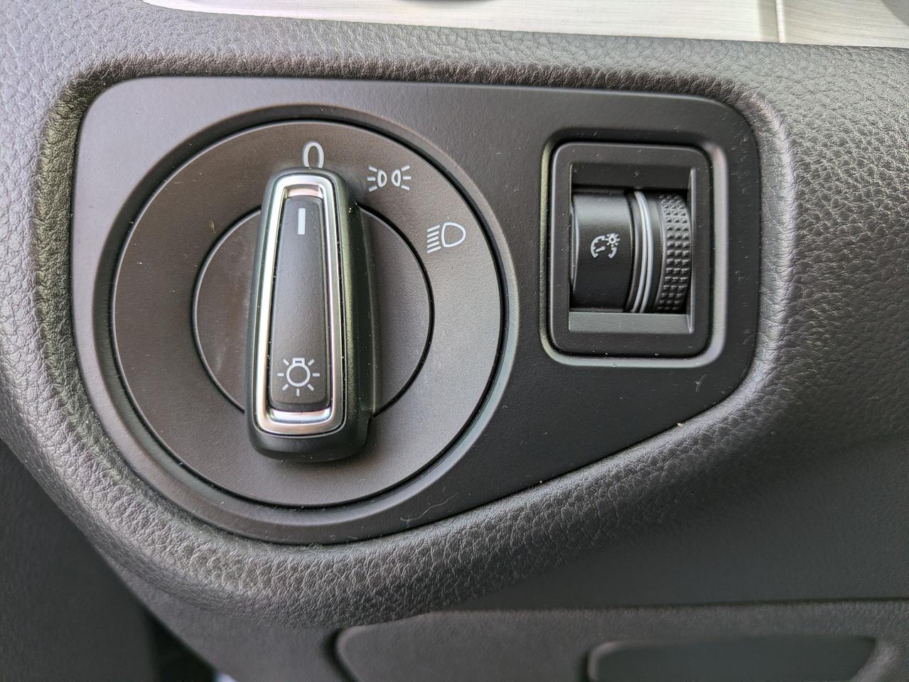 2016 Volkswagen Golf TRENDLINE Photo