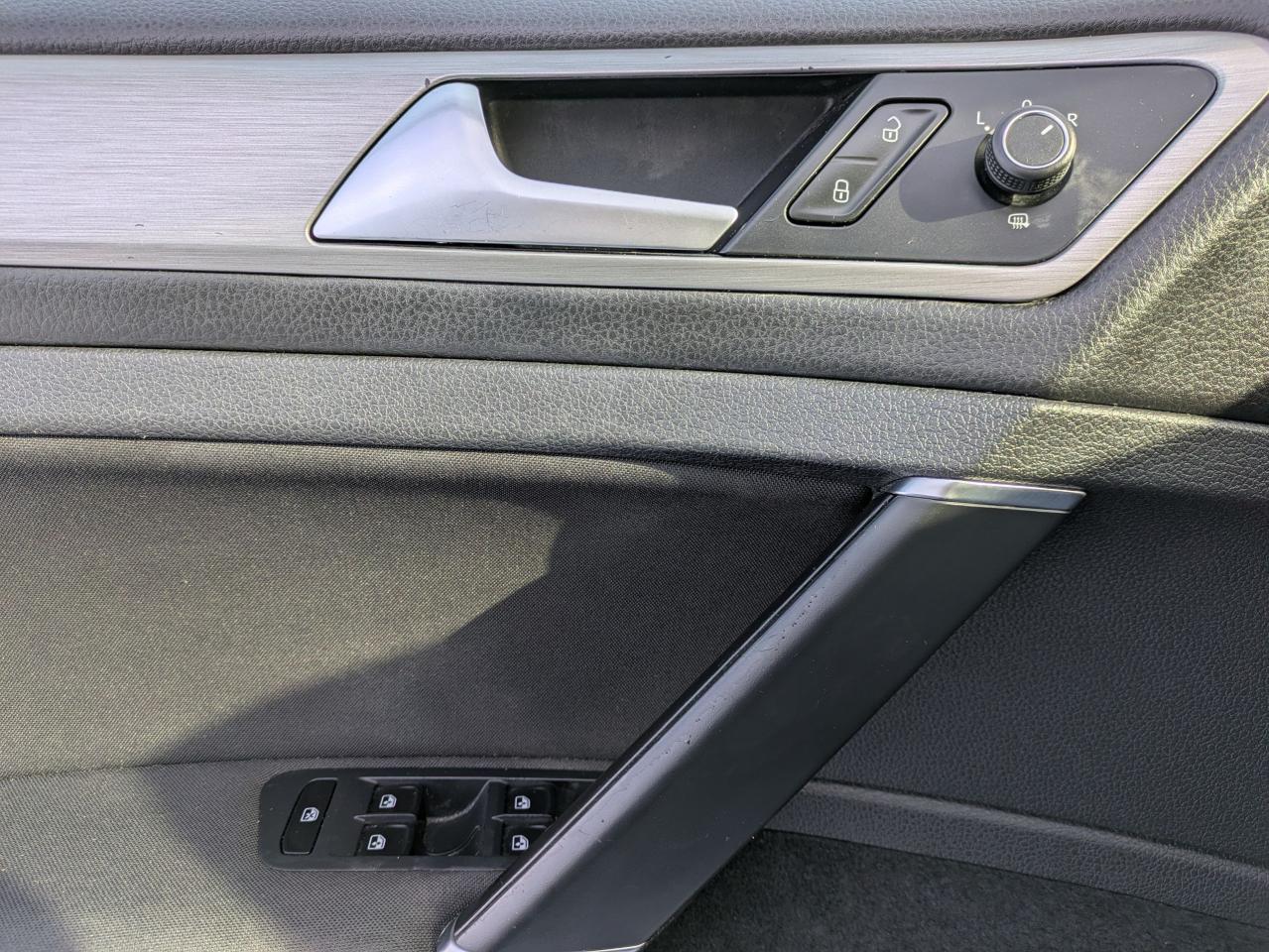 2016 Volkswagen Golf TRENDLINE Photo