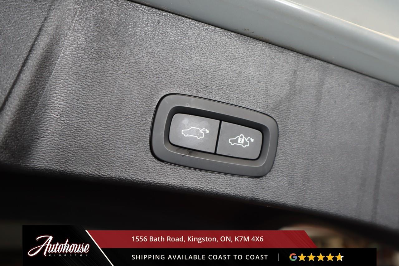 2024 Volvo XC40 B5 Core Dark Theme LEATHER - GOOGLE NAVIGATION Photo
