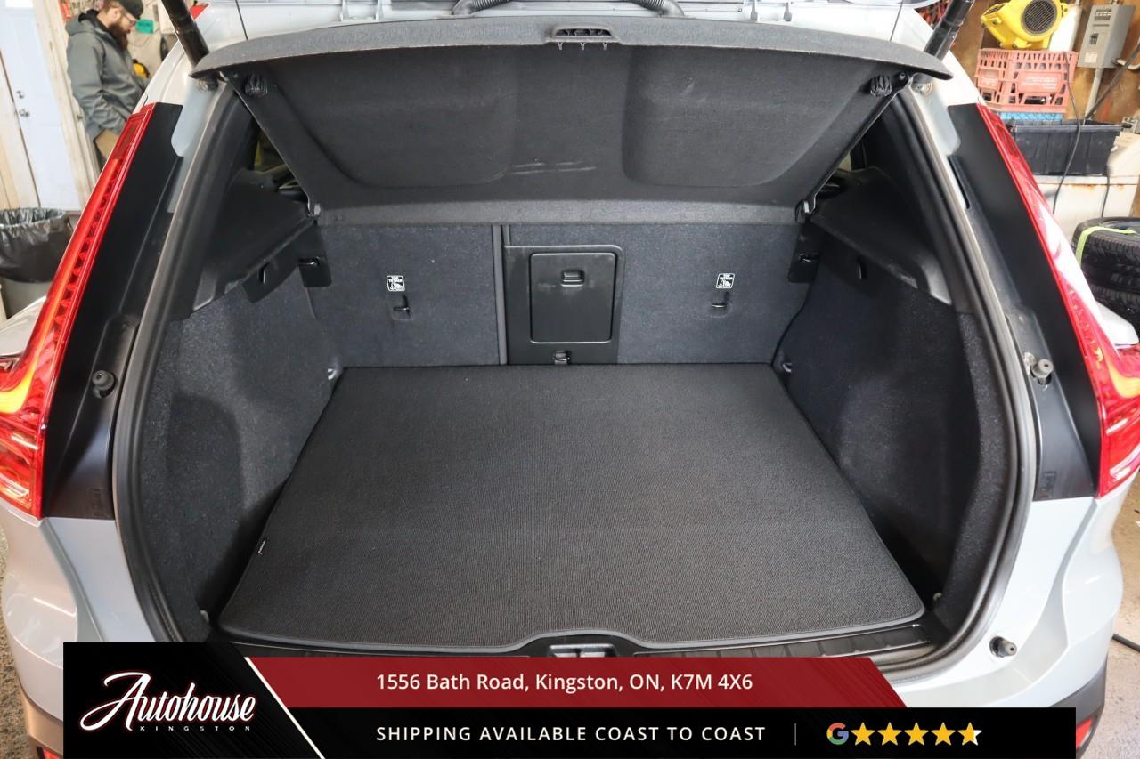 2024 Volvo XC40 B5 Core Dark Theme LEATHER - GOOGLE NAVIGATION Photo