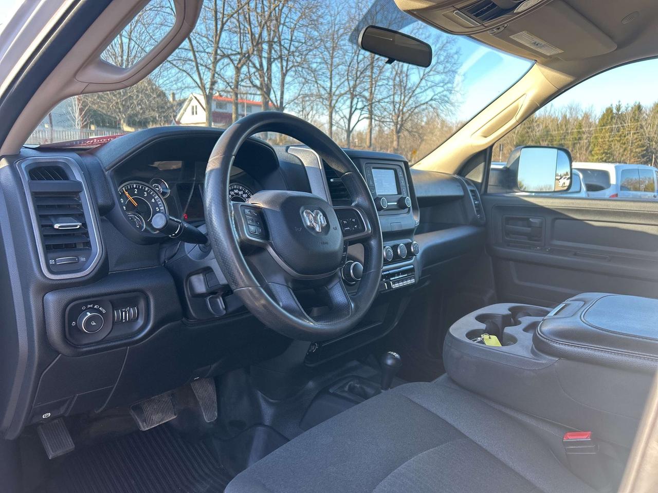 2020 RAM 3500 TRADESMAN, CLEAN CARFAX, 6.4L HEMI, 6 PASSENGER! - Photo #11