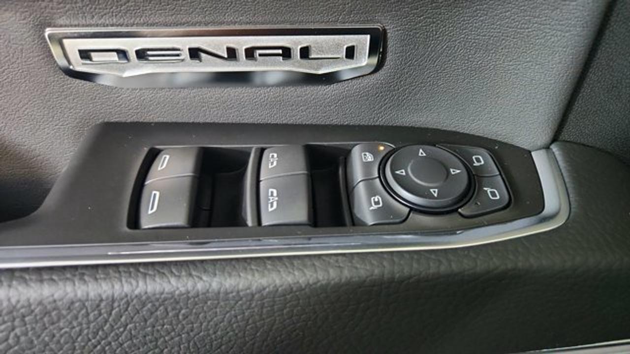 13574135