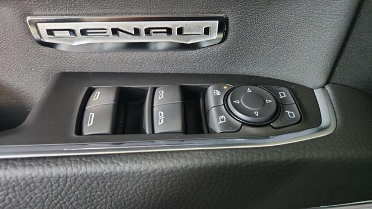 13574135