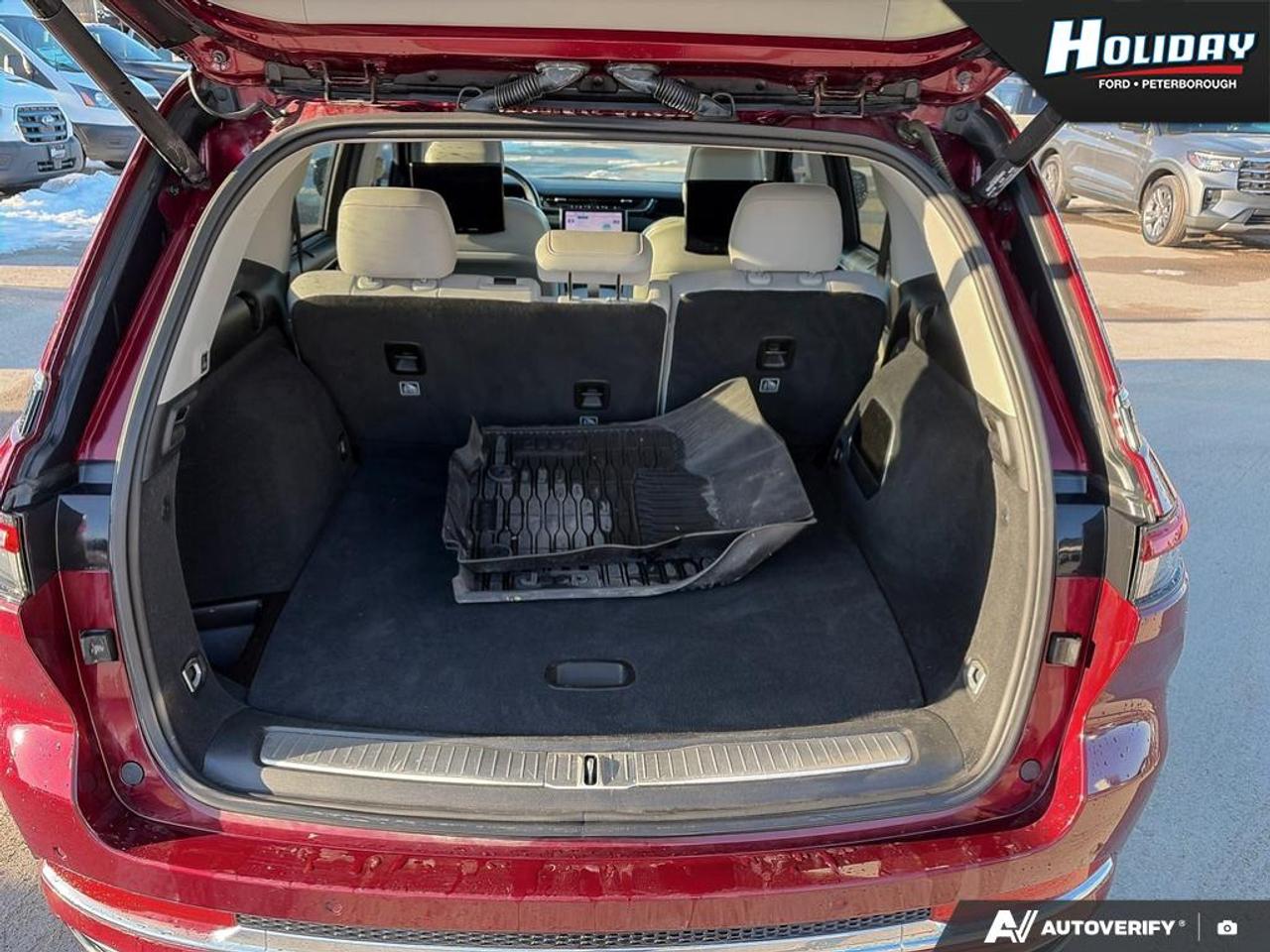 2023 Jeep Grand Cherokee Overland Photo