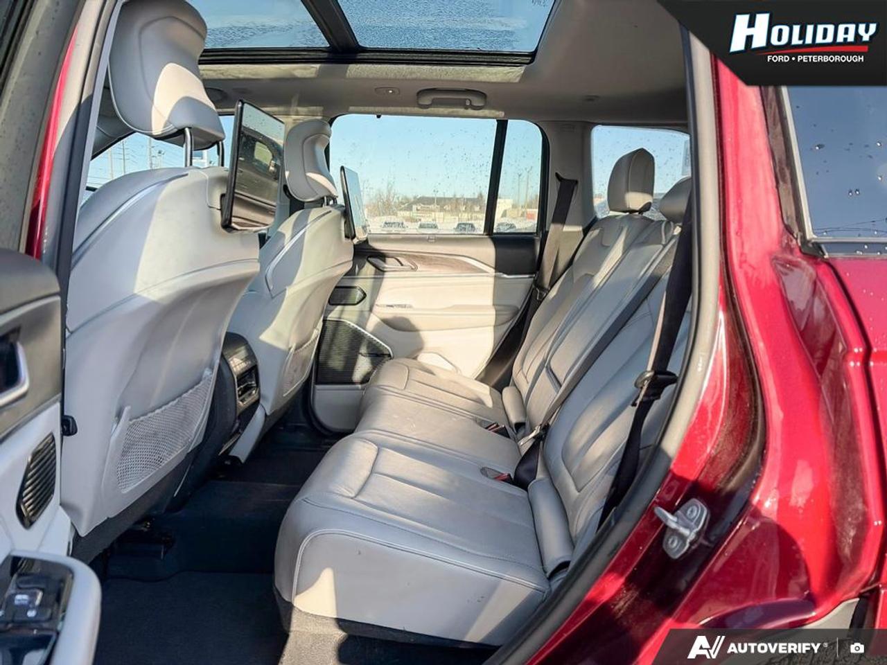 2023 Jeep Grand Cherokee Overland Photo