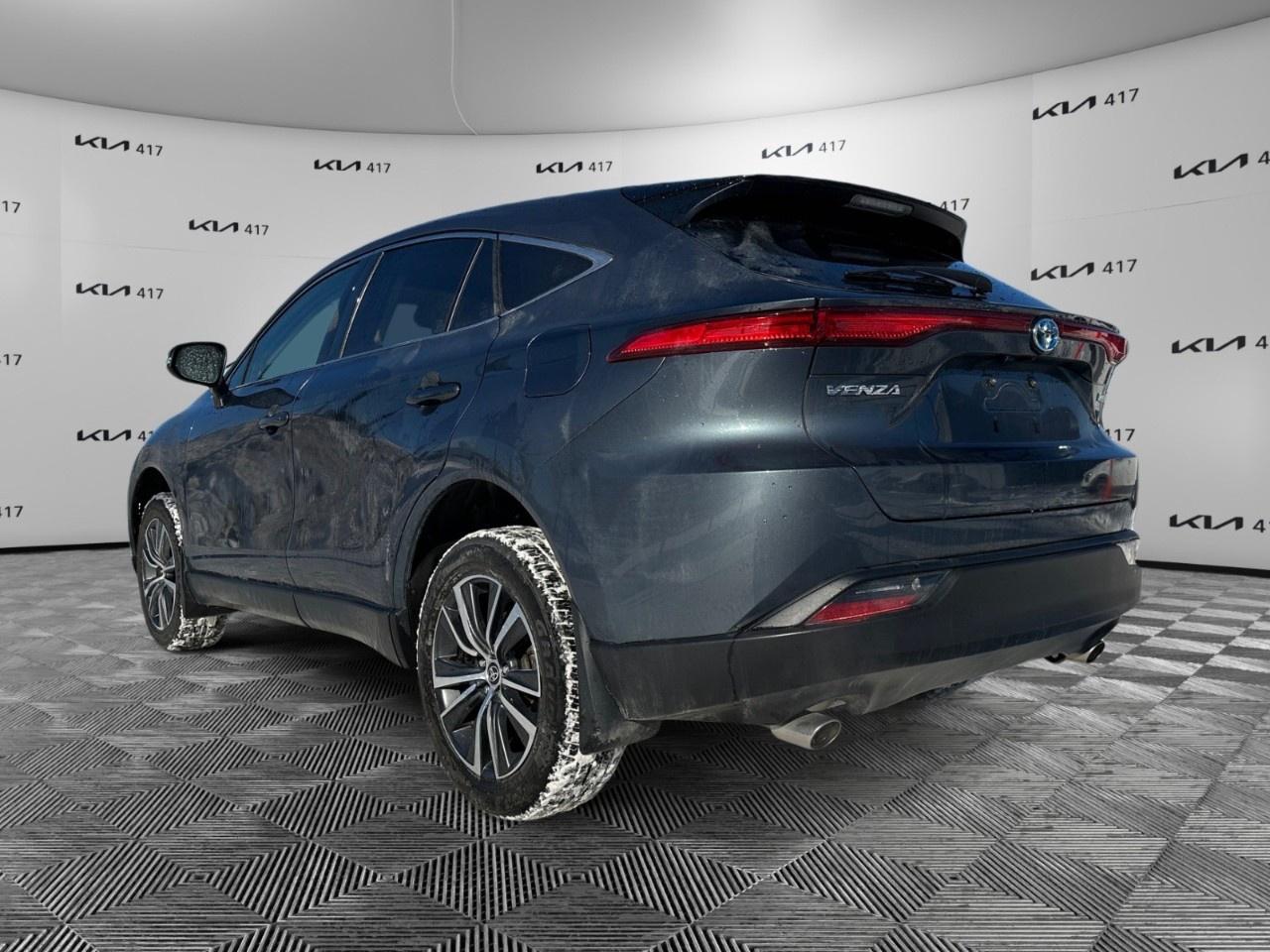 2022 Toyota Venza LE AWD Photo2