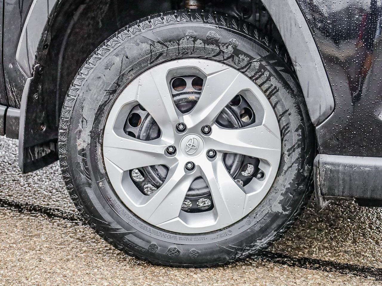 2022 Toyota RAV4 LE Photo