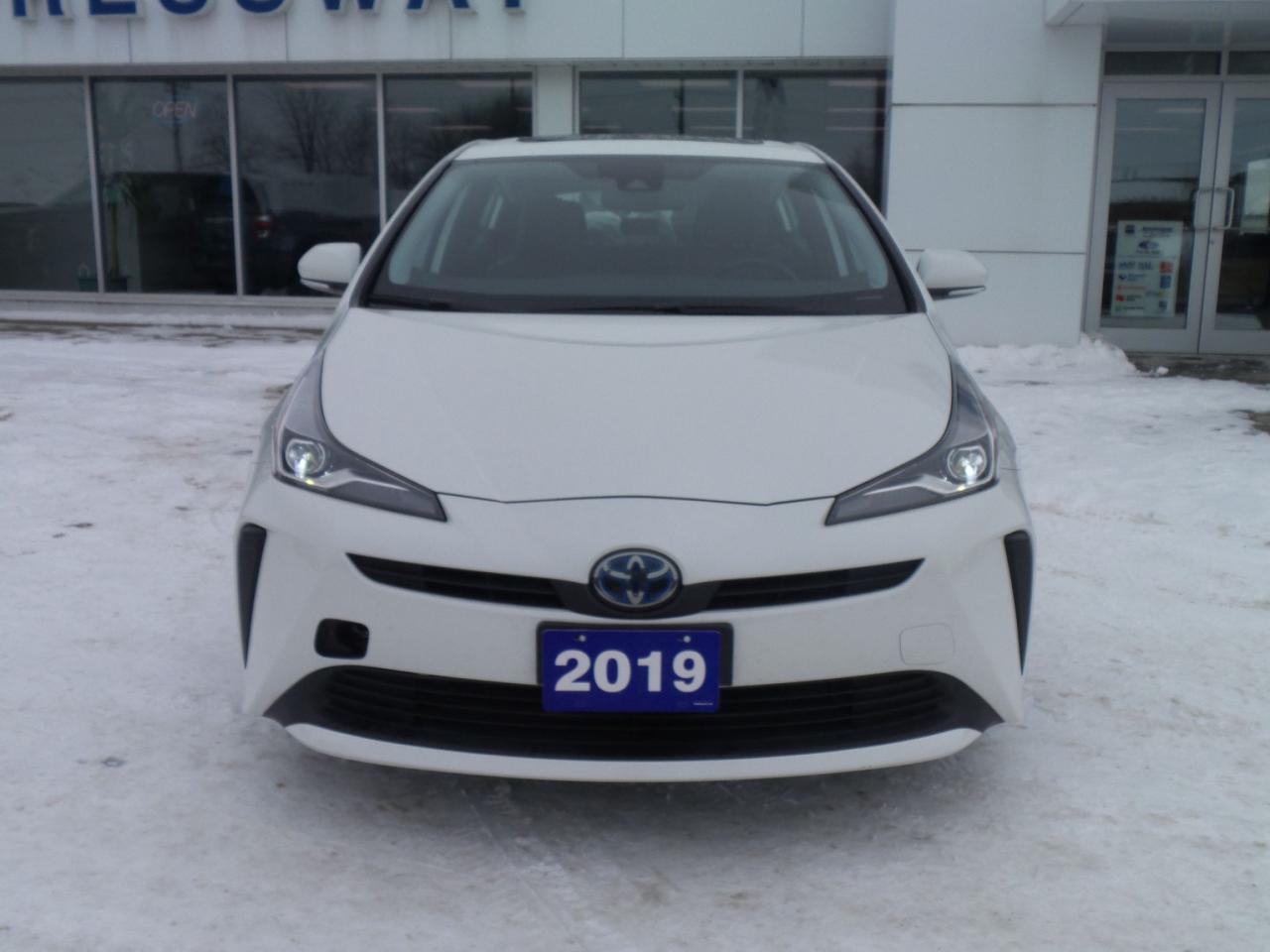 2019 Toyota Prius TECHNOLOGY PACKAGE, LEATHER, ROOF, HEATED SEATS! Photo