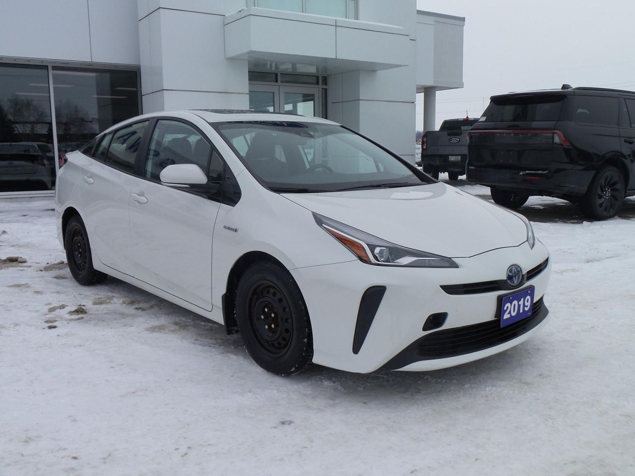 2019 Toyota Prius TECHNOLOGY PACKAGE, LEATHER, ROOF, HEATED SEATS! Photo2