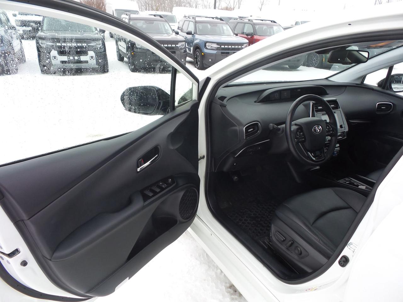 2019 Toyota Prius TECHNOLOGY PACKAGE, LEATHER, ROOF, HEATED SEATS! Photo