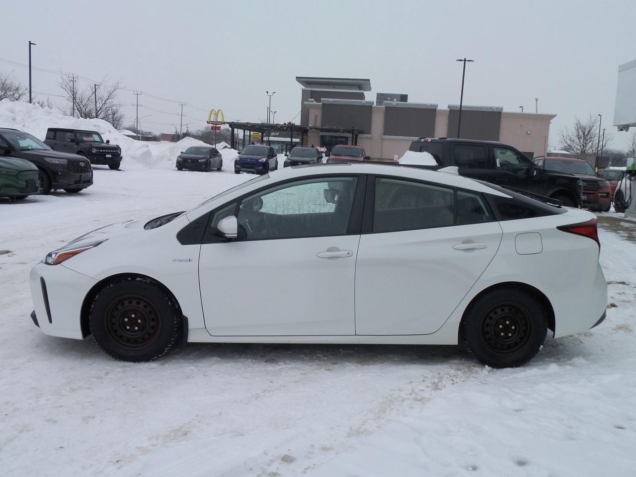 2019 Toyota Prius TECHNOLOGY PACKAGE, LEATHER, ROOF, HEATED SEATS! Photo