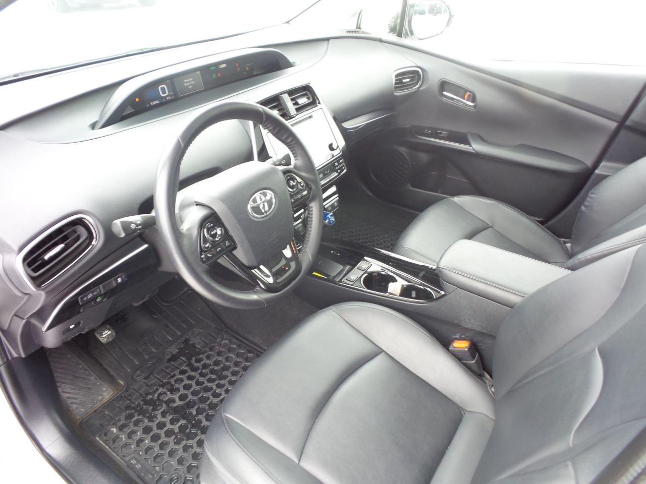 2019 Toyota Prius TECHNOLOGY PACKAGE, LEATHER, ROOF, HEATED SEATS! Photo