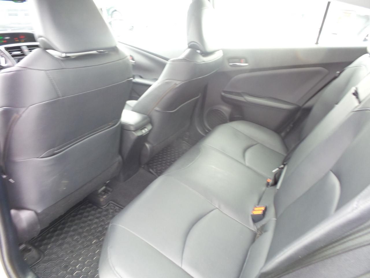 2019 Toyota Prius TECHNOLOGY PACKAGE, LEATHER, ROOF, HEATED SEATS! Photo