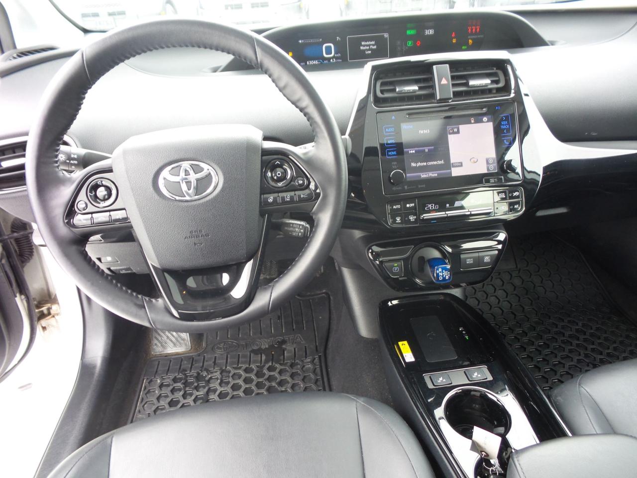 2019 Toyota Prius TECHNOLOGY PACKAGE, LEATHER, ROOF, HEATED SEATS! Photo
