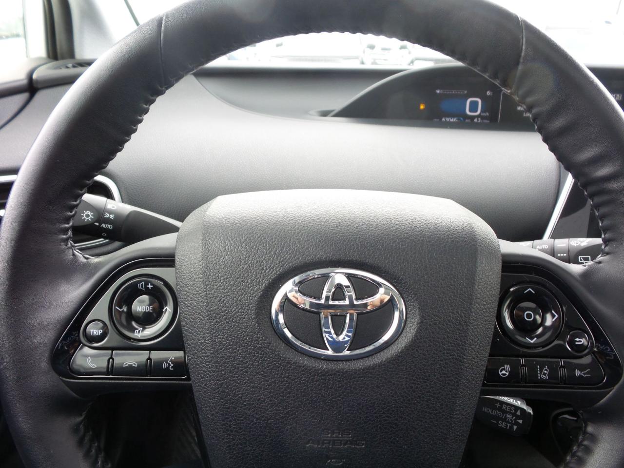 2019 Toyota Prius TECHNOLOGY PACKAGE, LEATHER, ROOF, HEATED SEATS! Photo