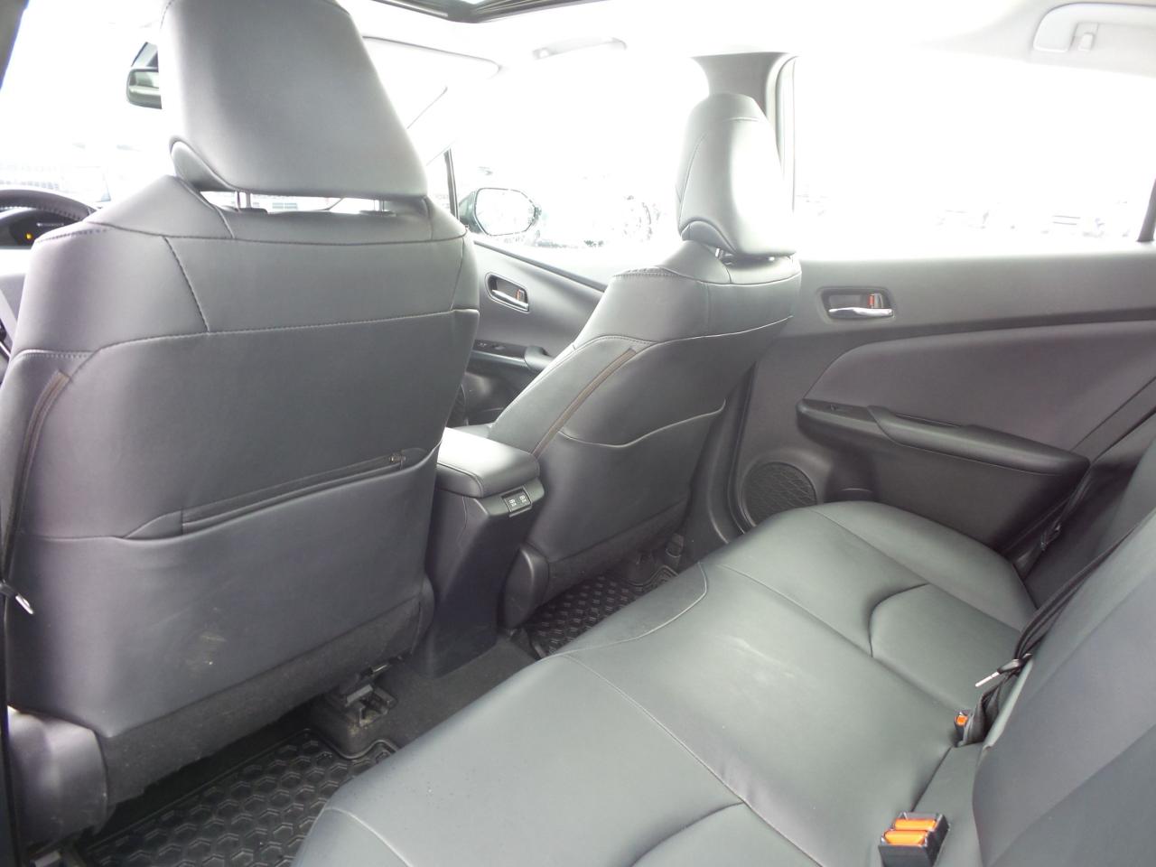 2019 Toyota Prius TECHNOLOGY PACKAGE, LEATHER, ROOF, HEATED SEATS! Photo