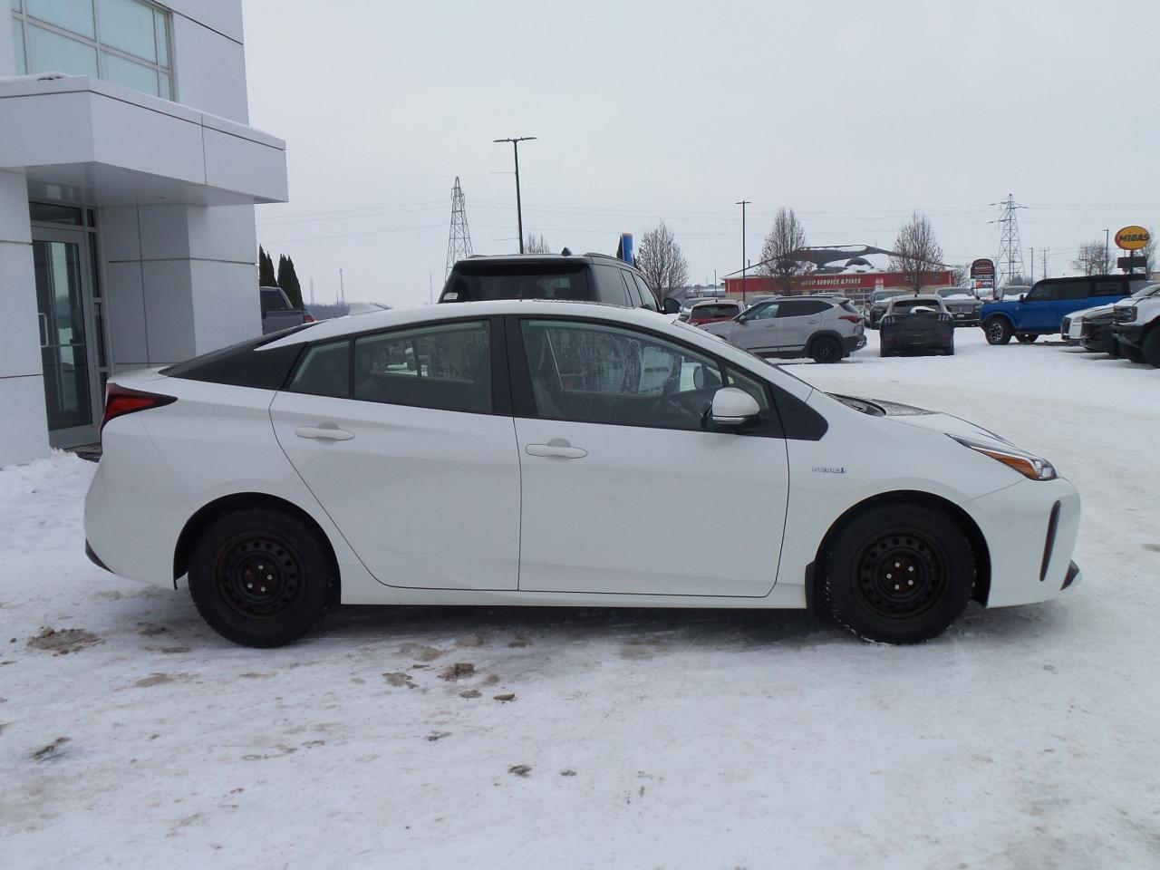 2019 Toyota Prius TECHNOLOGY PACKAGE, LEATHER, ROOF, HEATED SEATS! Photo3