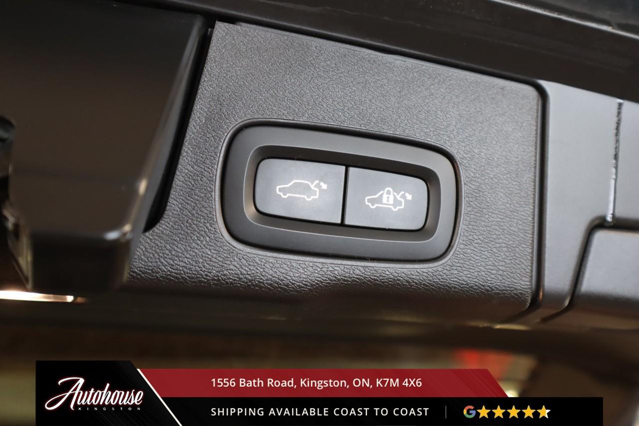 2023 Volvo XC60 B6 Plus Dark Theme GOOGLE NAVIGATION - PANORAMIC MOONROOF Photo