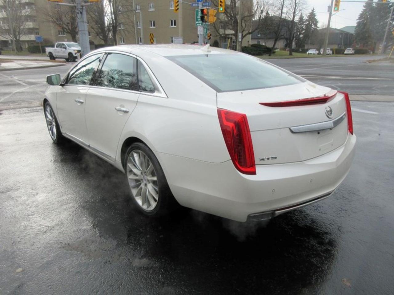 2013 Cadillac XTS Platinum Photo2