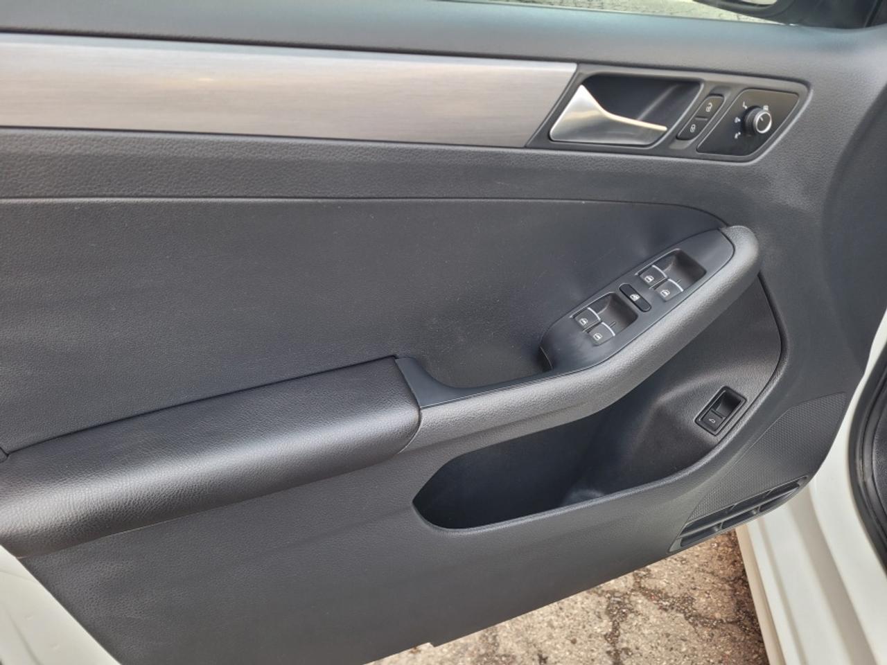 2017 Volkswagen Jetta SE Photo