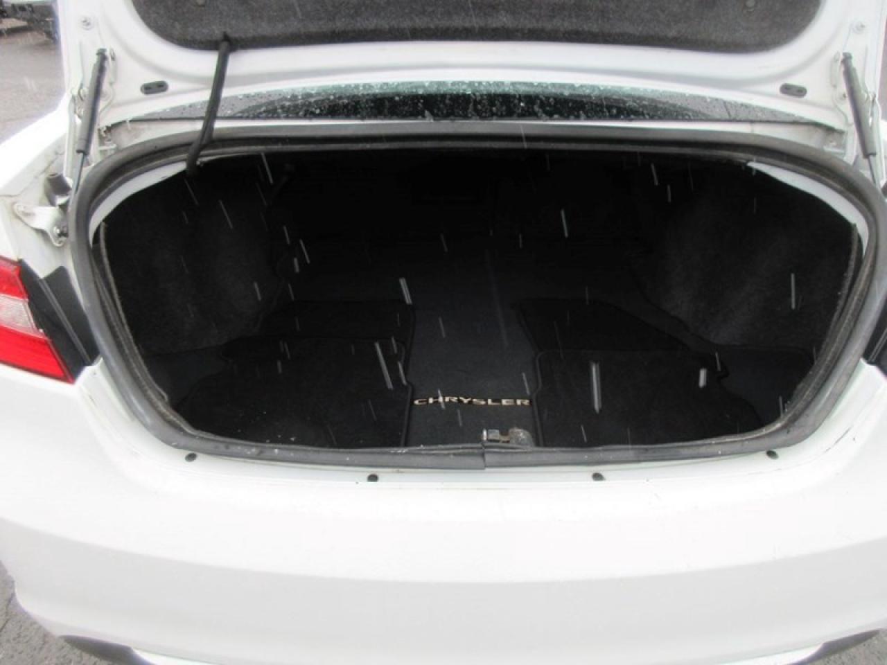 2013 Chrysler 200 Limited Photo4