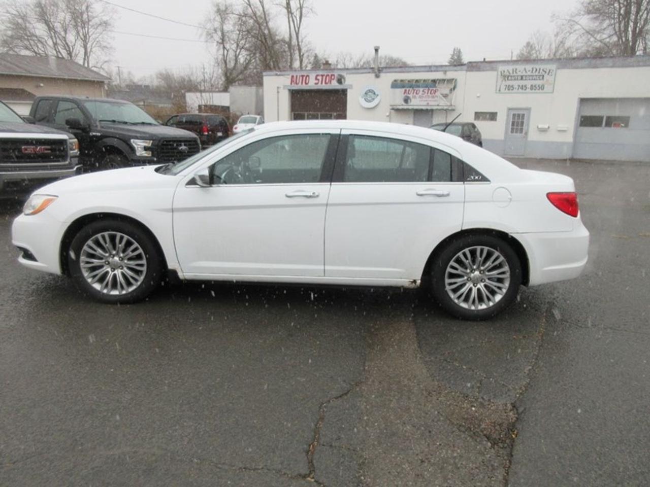 2013 Chrysler 200 Limited Photo1