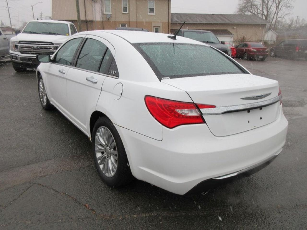2013 Chrysler 200 Limited Photo2