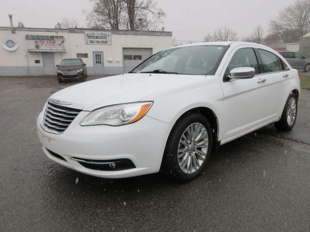 2013 Chrysler 200 Limited Photo0