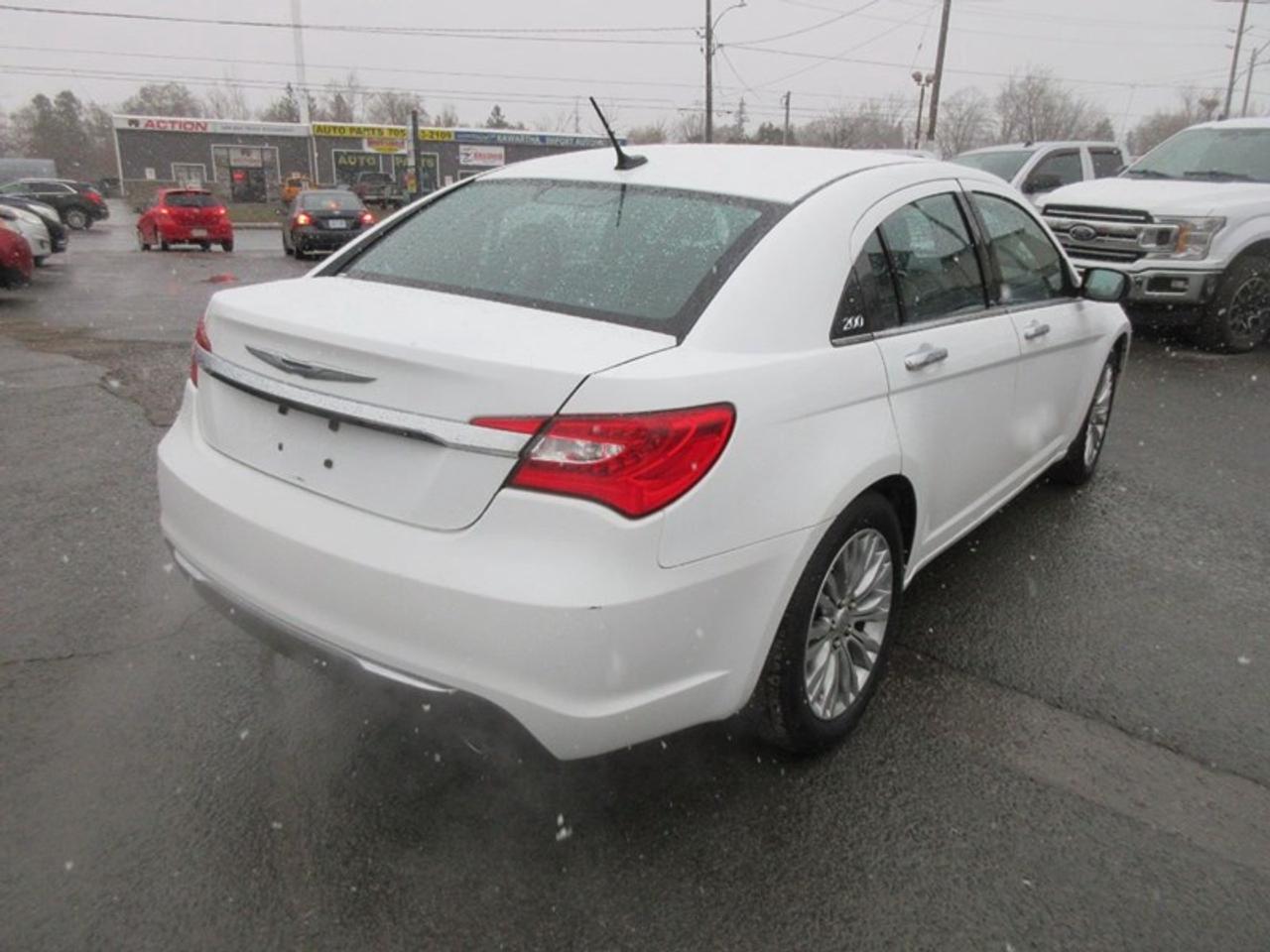 2013 Chrysler 200 Limited Photo