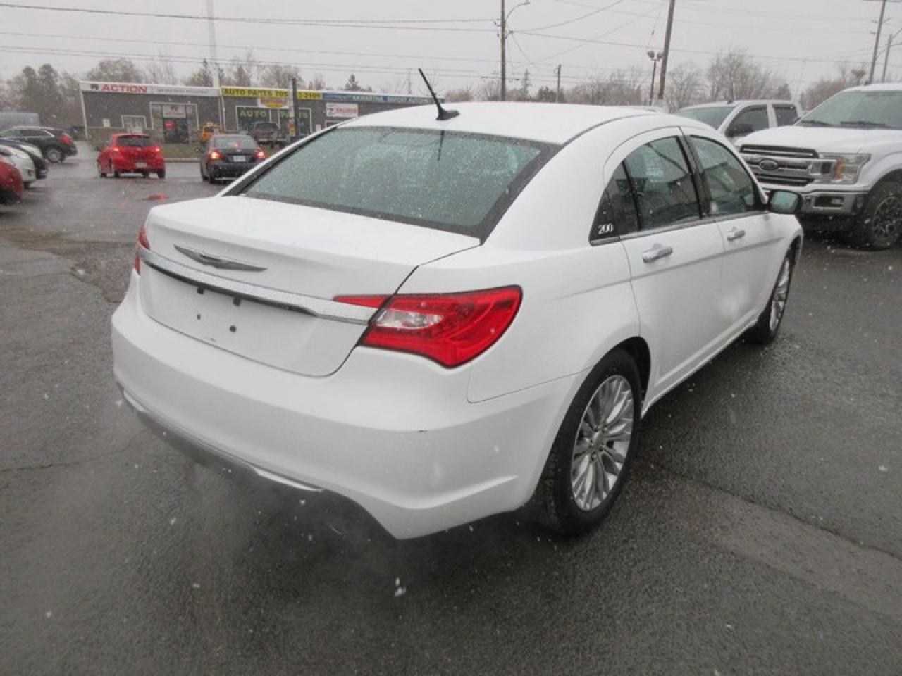 2013 Chrysler 200 Limited Photo