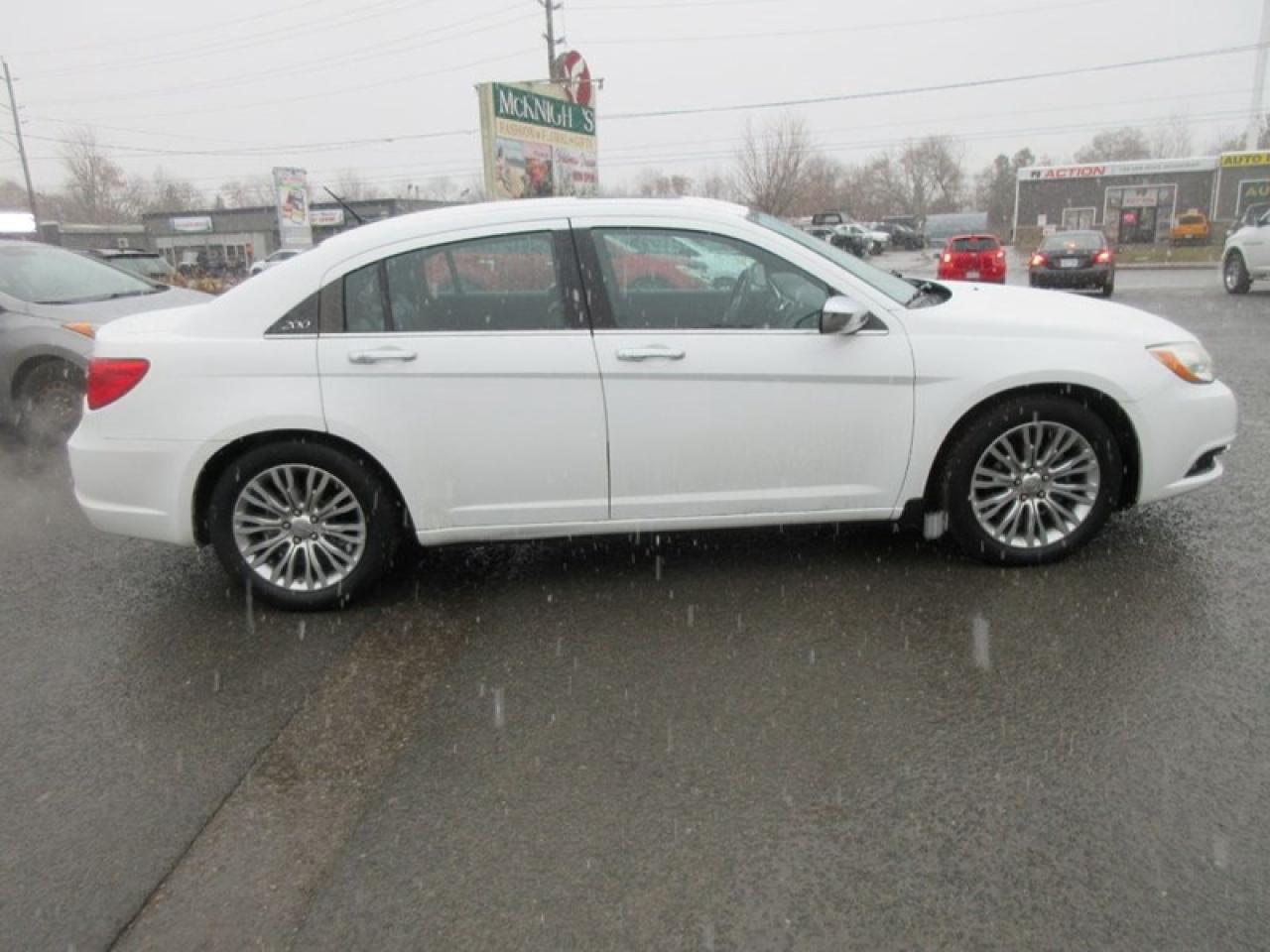 2013 Chrysler 200 Limited Photo