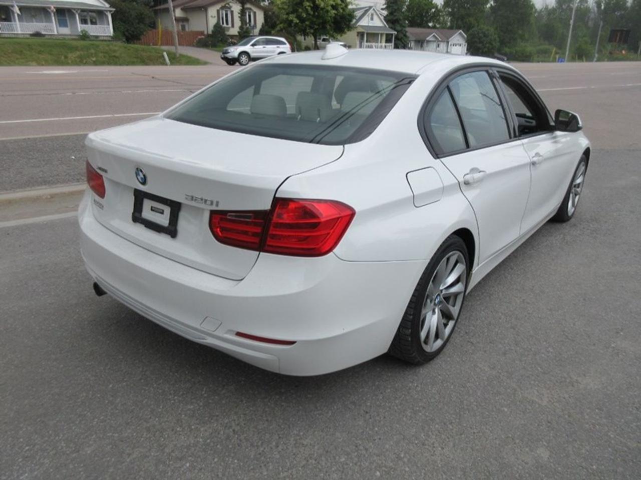 2013 BMW 3 Series 320i xDrive Photo3