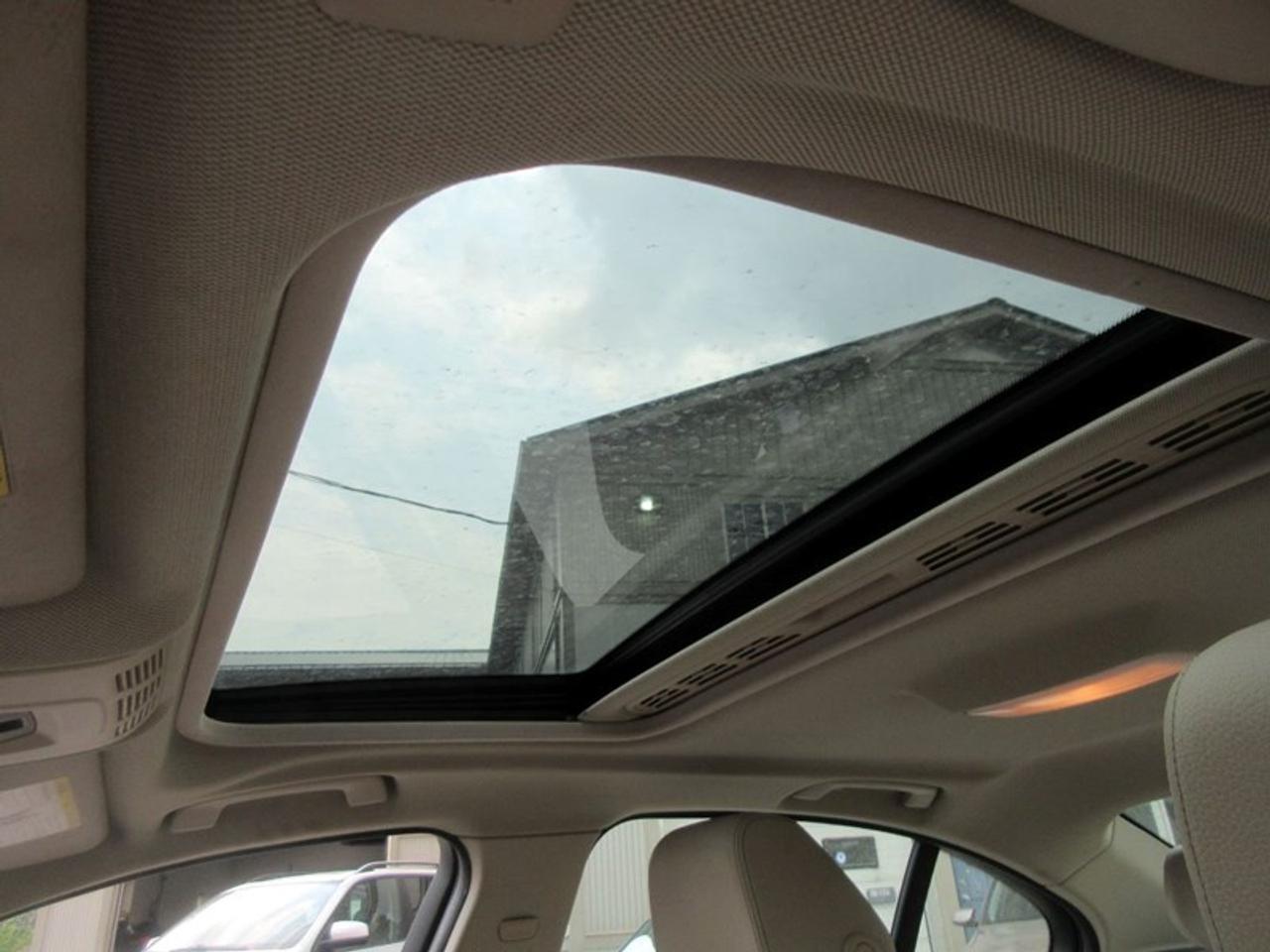2013 BMW 3 Series 320i xDrive Photo
