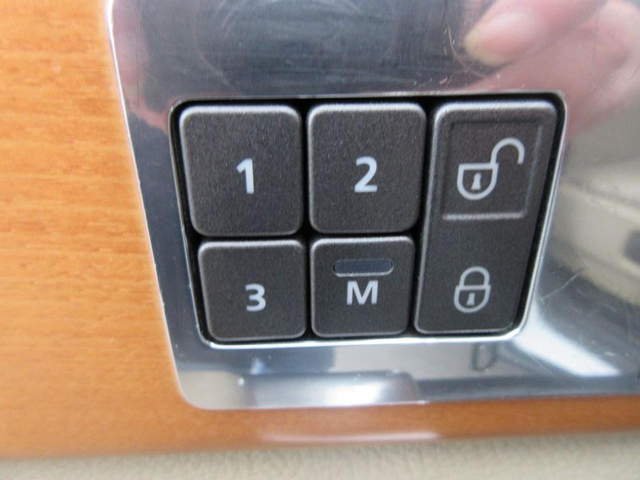 2011 Land Rover LR4 HSE Photo