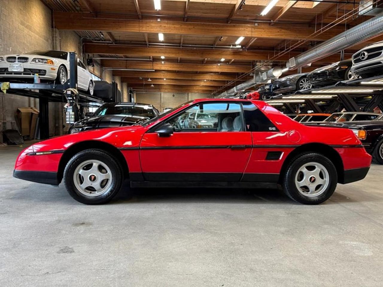 1986 Pontiac Fiero SE Photo3