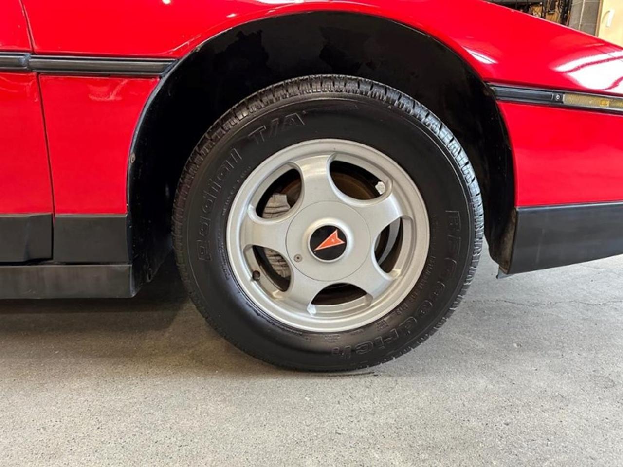 1986 Pontiac Fiero SE Photo