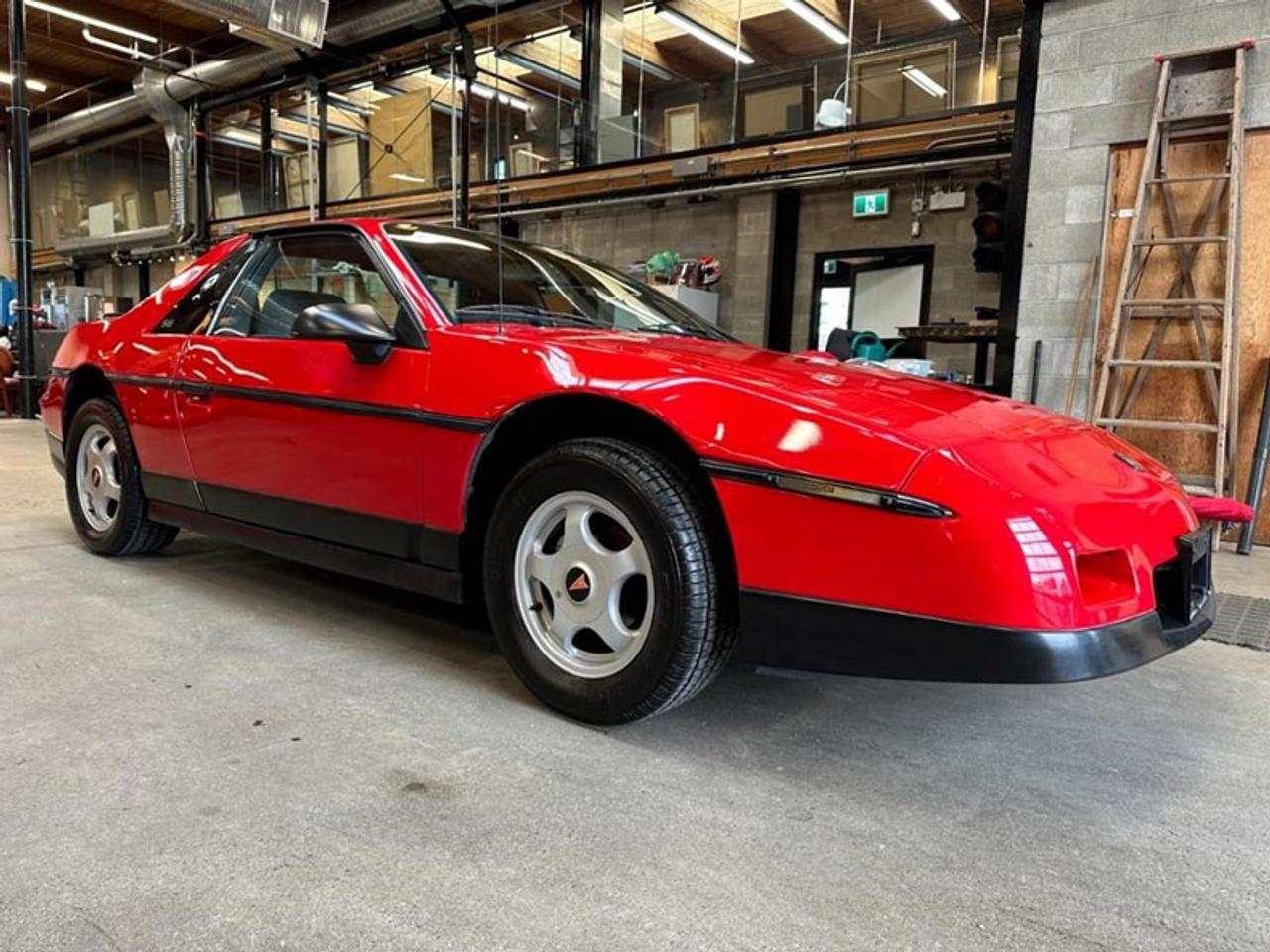 1986 Pontiac Fiero SE Photo