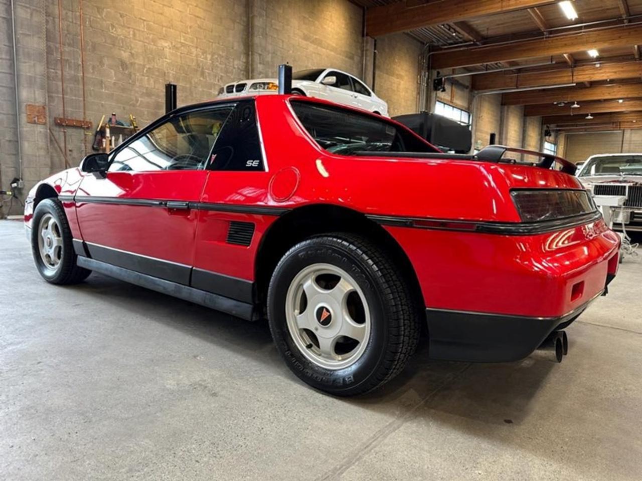 1986 Pontiac Fiero SE Photo