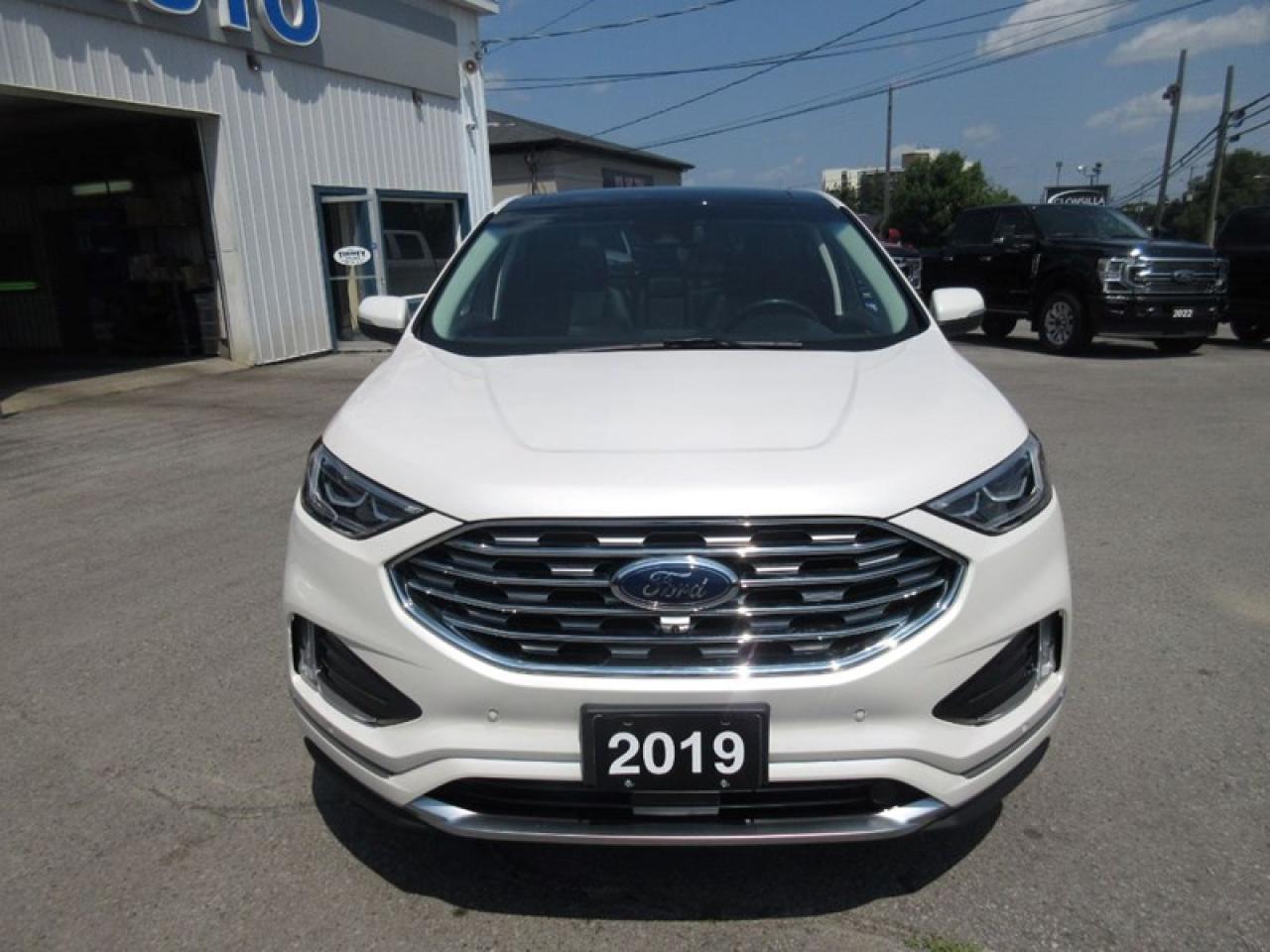 2019 Ford Edge Titanium Photo3