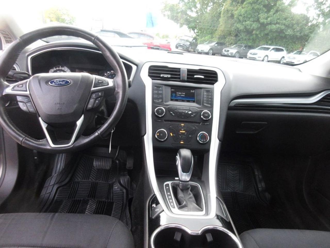 2016 Ford Fusion SE Photo