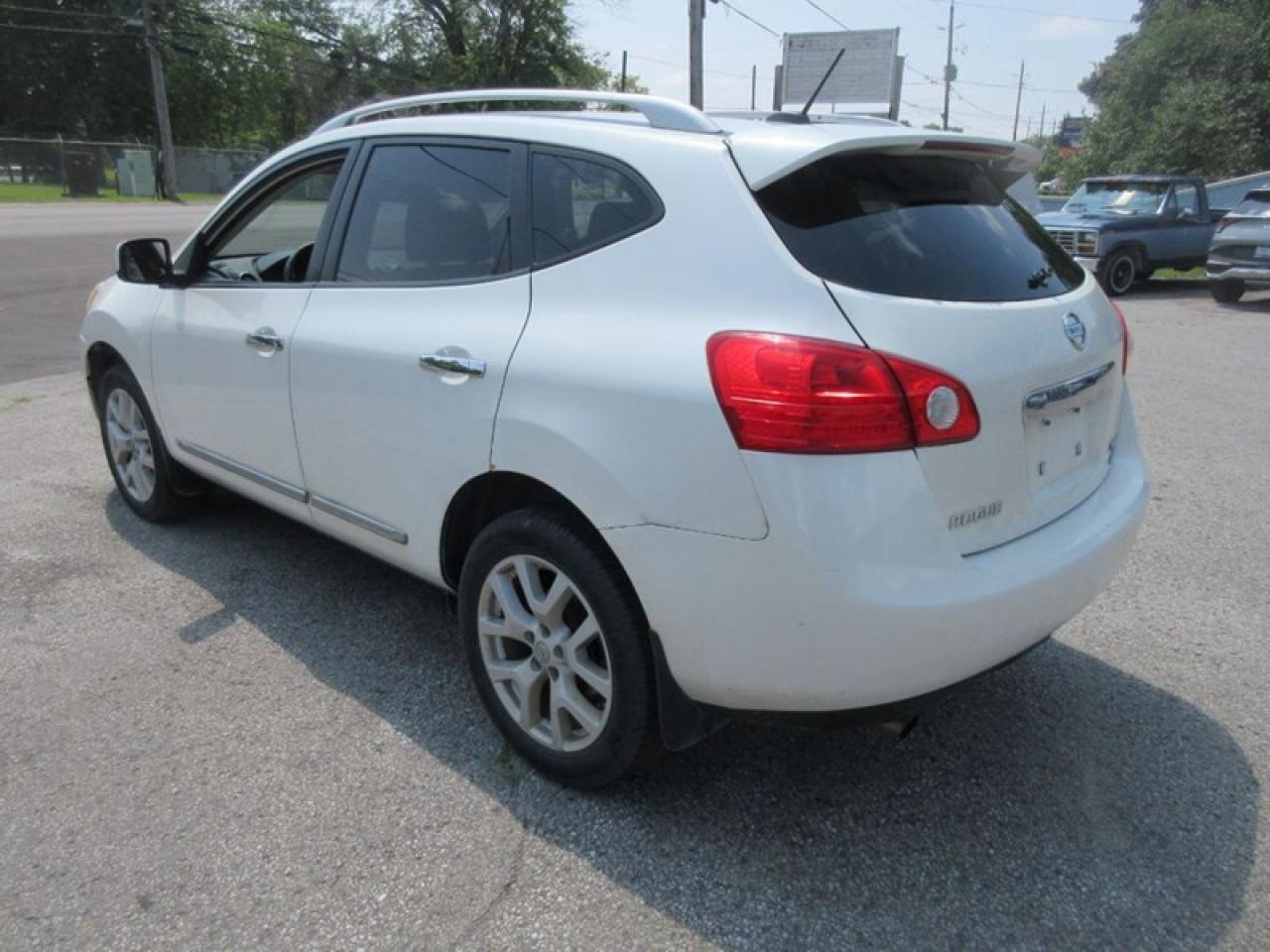 2011 Nissan Rogue SV AWD Photo2