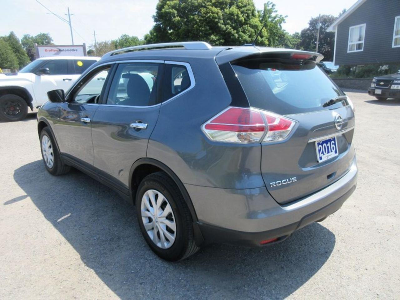 2016 Nissan Rogue S Photo2