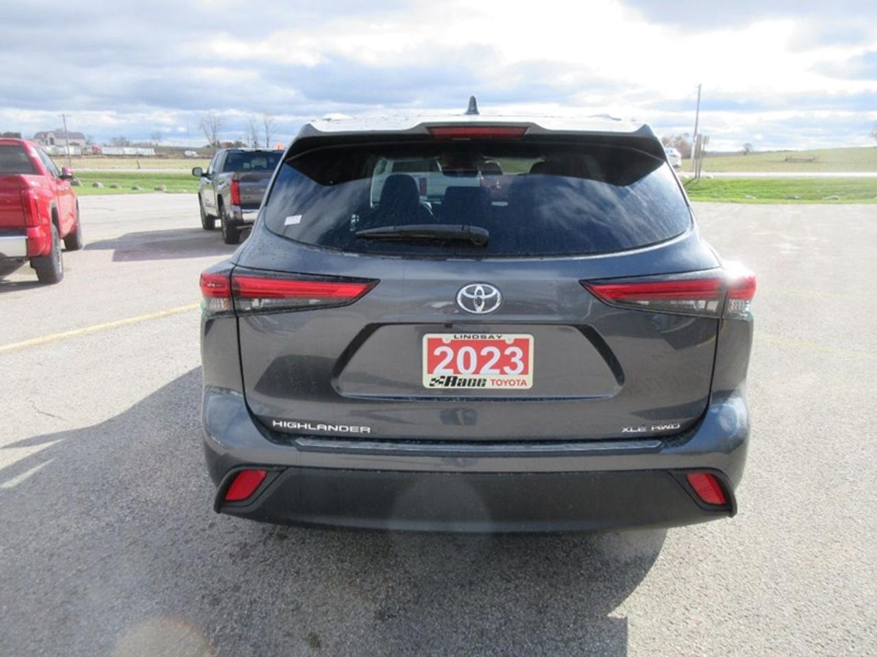 2023 Toyota Highlander XLE AWD Photo3