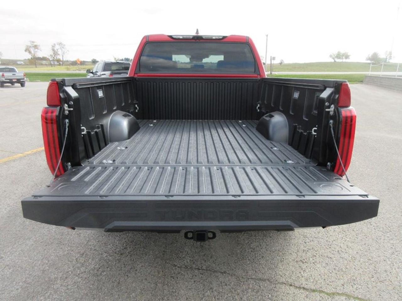2024 Toyota Tundra Limited CREW MAX Photo4