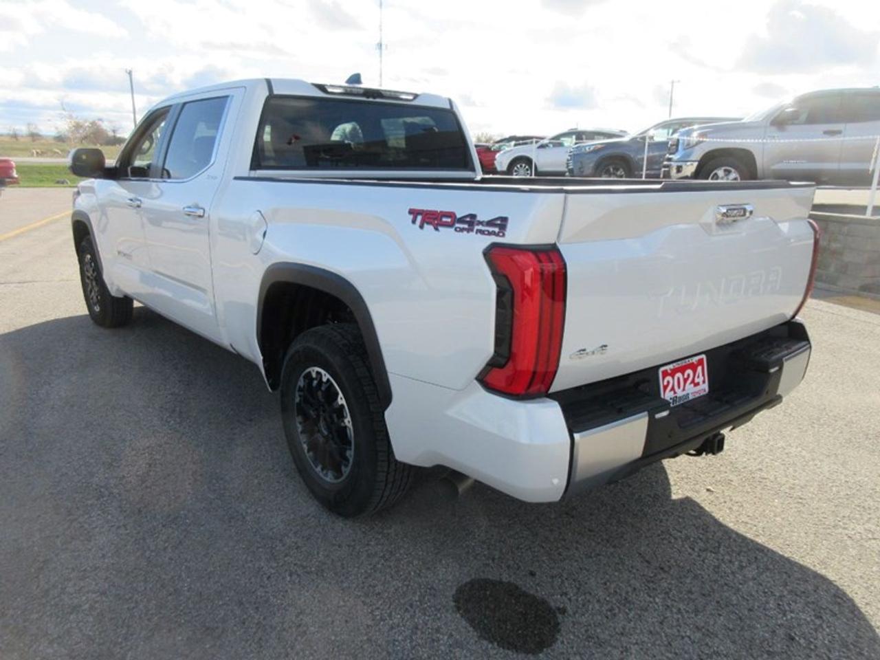 2024 Toyota Tundra Limited CREW MAX Photo2