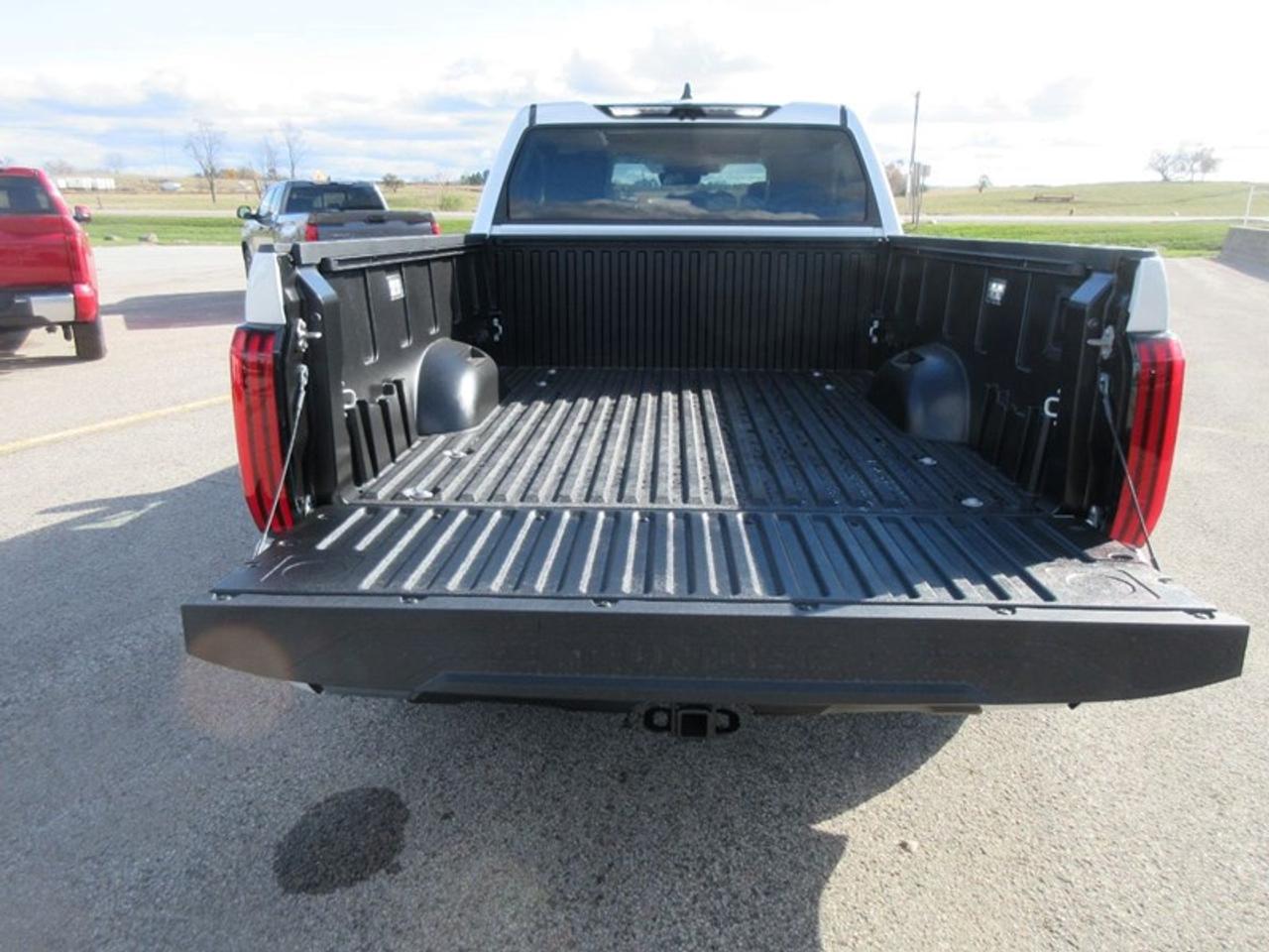 2024 Toyota Tundra Limited CREW MAX Photo4