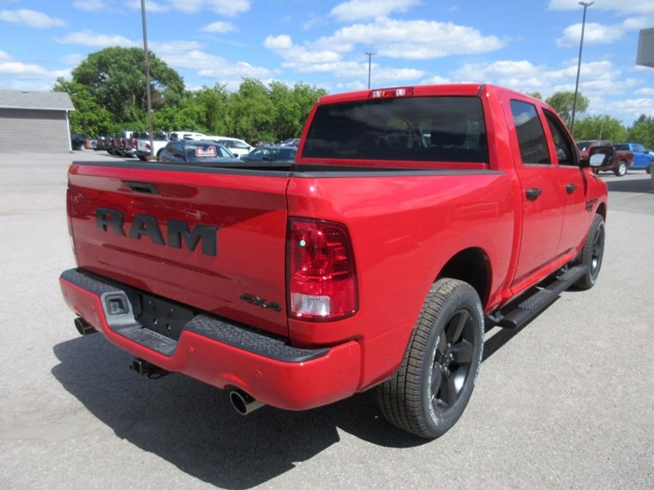 2022 RAM 1500 Classic NIGHT EDITION CREW CAB Photo3