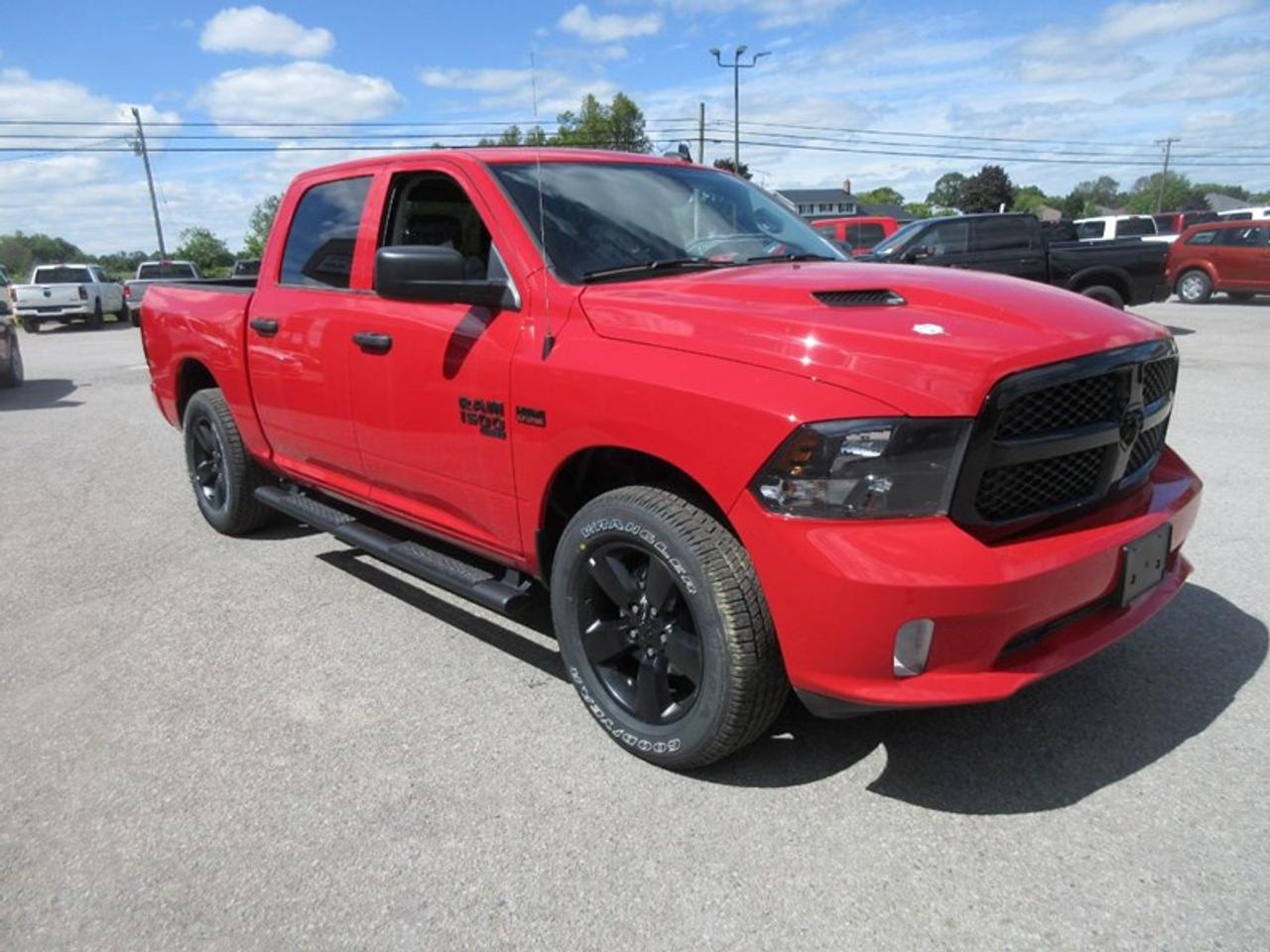 2022 RAM 1500 Classic NIGHT EDITION CREW CAB Photo4
